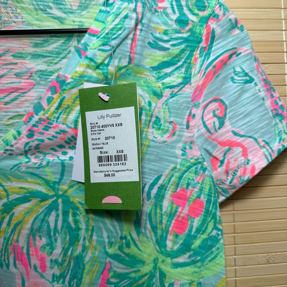 🌺 Lilly Pulitzer Etta V-Neck Tee - On Parade NWT - Picture 2 of 3